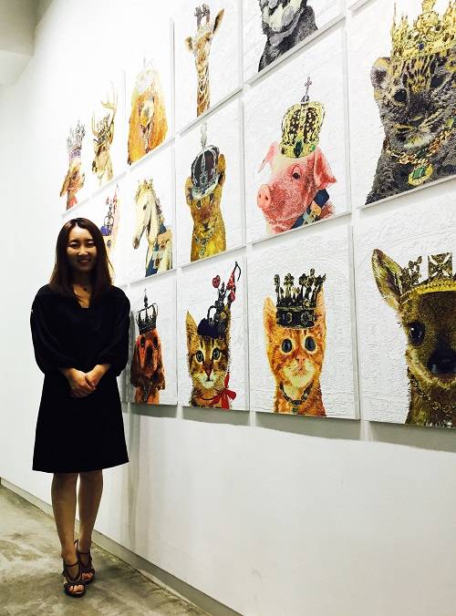 자인제노 갤러리의 전시공간에서 작품들과 함께한 이나진 작가.(사진=이나진 작가 제공)