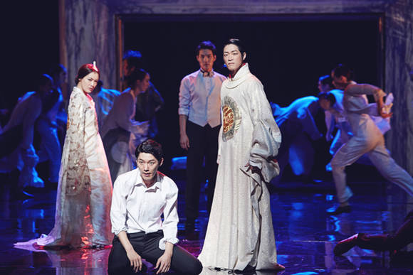 (왼쪽부터)명성황후 역의 김선영, 김옥균 역의 김도빈, 고종 역의 박영수가 열연 중인 모습. 갑신정변의 상황이 무대 위에 펼쳐지고 있다.(사진=서울예술단)