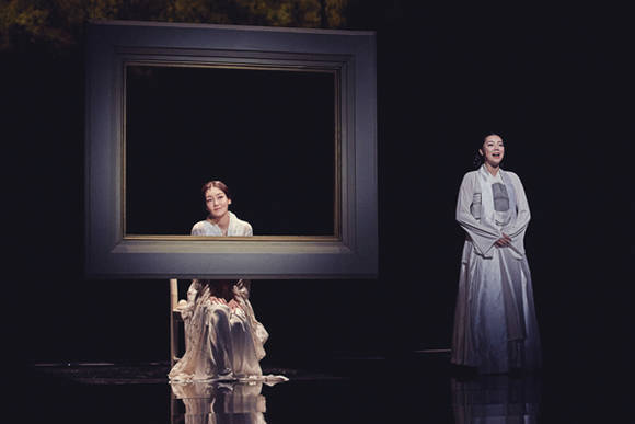 '잃어버린 얼굴 1895' 속 명성황후(왼쪽, 김선영 분)는 강하고도 약한 모습이 공존한다. 역사의 소용돌이는 그에게 단 한 장의 사진도 편하게 찍는 것도 허락하지 않았음이 극에서 느껴진다.(사진=서울예술단)