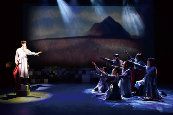 극 속에는 잊힌 역사를 상징하는 존재로 강치, 그리고 현재를 살아가는 우리의 모습이 투영된 철수라는 인물이 등장한다.(사진=과수원뮤지컬컴퍼니)