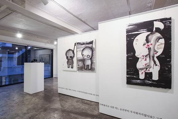 '5×5=25' 전시장. 김정연 작가의 작품들이 앞쪽에 보인다.(사진=서울시립미술관)