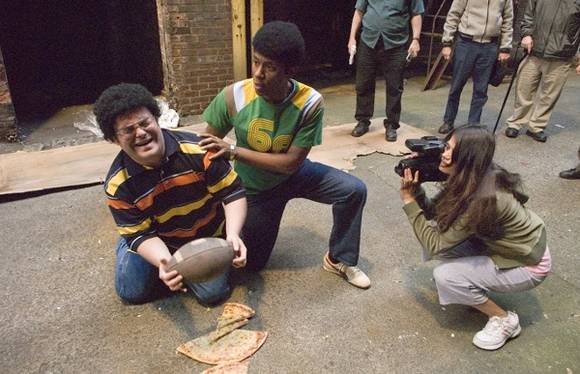 박성환 큐레이터가 기획에 영감을 받은 미셸 공드리 감독의 영화 'Be Kind Rewind(비 카인드 리와인드)'의 한 장면.(사진= 싸이더스 FNH)