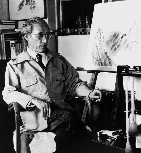 그리던 화폭 앞에 있는 현초 이유태 선생의 모습.(사진= 이화여자대학교 동양화 전공)