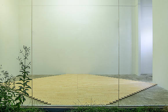 지민희, '선생님과 나'. 설치 모습. 2016. (사진 = 코너아트스페이스)