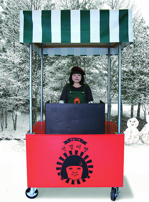 한선경 작가는 자신 얼굴 모양의 빵을 구워 판매한다. (사진=서울시립미술관)