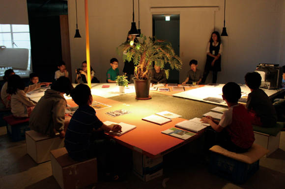 2015년 열린 아브라암 크루스비예가스의 '자가해체8: 신병'전 어린이 프로그램 현장 모습.(사진=아트선재센터)