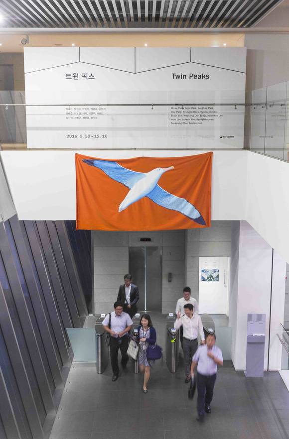 1층 전시장의 마지막 작품을 감상하고 돌아서면 건물 현관과 이어진 메자닌에서 이우성 작가의 '알바트로스'를 만날 수 있다. (사진 = 하이트컬렉션)