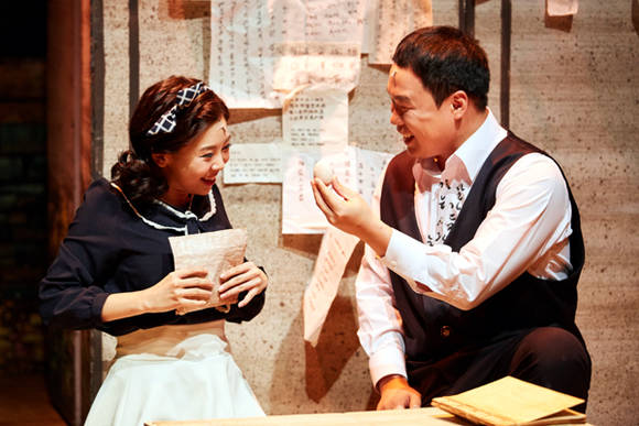 '사랑손님과 어머니'에서 옥희 역의 은채원(오른쪽)과 사랑손님 역의 조현식이 열연하는 모습.(사진=스토리피)