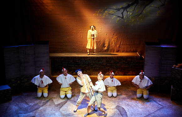 뮤지컬 '쿵짝'은 한국의 대표 단편소설 세 편을 현대적 재해석을 거쳐 보여준다. 사진은 '동백꽃' 장면.(사진=스토리피)