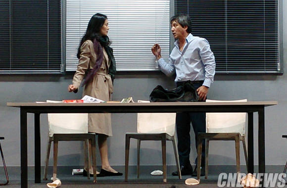 연극 '블랙버드'에서 우나 역의 옥자연(왼쪽)과 레이 역의 조재현이 열연 중이다.(사진=김금영 기자)