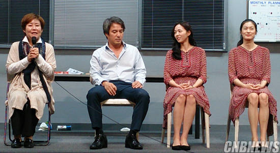 (왼쪽부터)윤삼화 연출, 배우 조재현, 채수민, 옥자연. 연극 '블랙버드'를 8년 만에 국내에 올린다.(사진=김금영 기자)