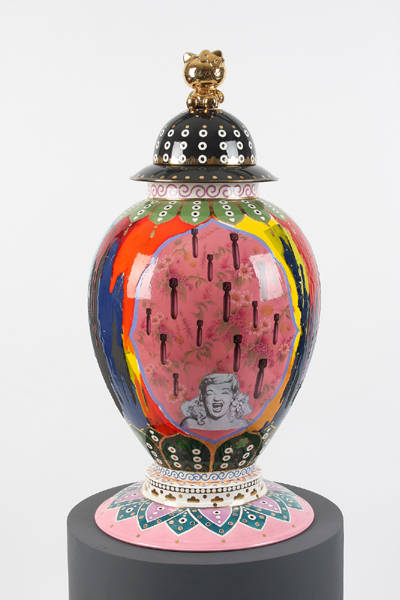 유의정, '레이닝 플라워즈(Rainning Flowers)'. 세라믹, 데칼 코마니, 골드 러스터, 모터, 40 x 40 x 85cm. 2009.