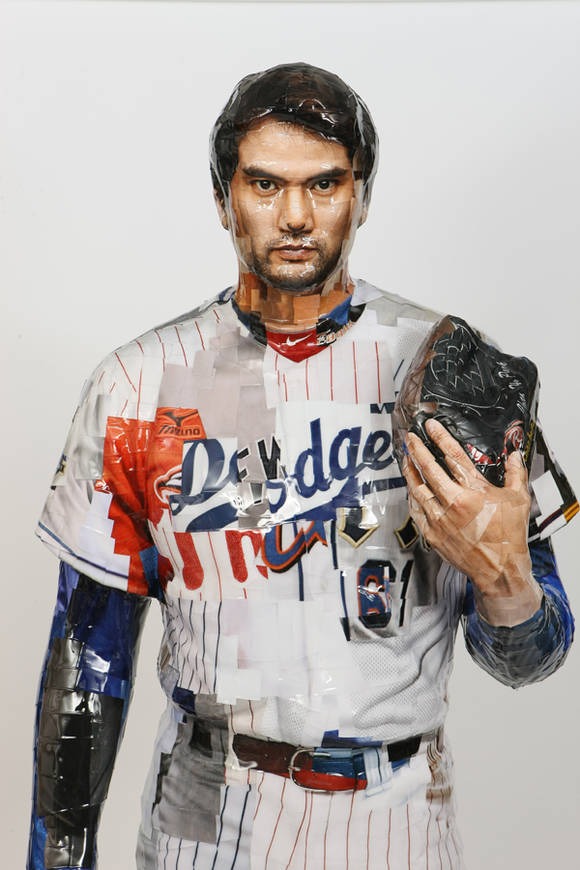 권오상, '데오도란트 타입 - 무제의 박찬호'. C-프린트, 복합재료, 85 × 80 × 230cm. 2013. (사진 = 서울문화역 284)