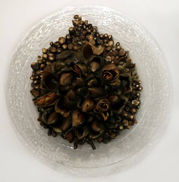 최세윤. '자화상'. 혼합 매체, 20 x 20cm. 2016.