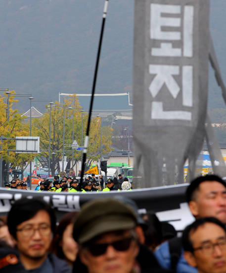 정당하고 공정한 사회를 원하는 국민들의 목소리가 높아지며 문화 예술인들도 여기에 동참하고 있다.(사진=연합뉴스)