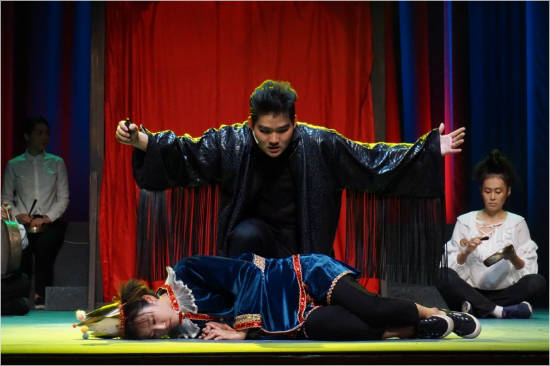 '검열의 가위에 맞서는 연극의 주먹'을 이야기하는 '검열각하' 릴레이 공연이 꾸준히 열렸다. 연극 '고래 햄릿'의 한 장면.(사진=권리장전 기획팀)