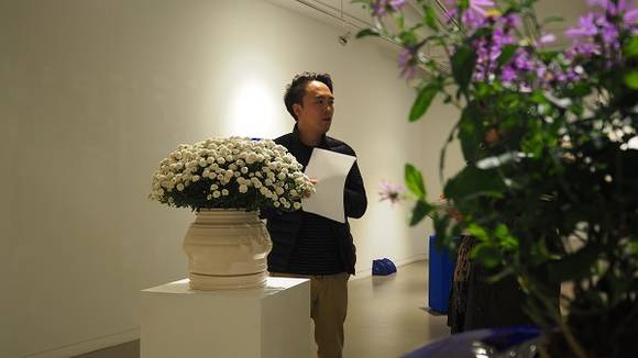 작품을 설명하는 주세균 작가.(사진= 오제성 프리랜서 기자)