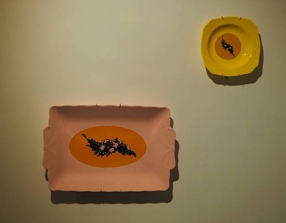 주세균, '하나를 위한 3가지 이유 #1'. 세라믹. 26 x 40 x 4 cm, 18 x 18 x 4 cm. 2016. (사진=오제성)