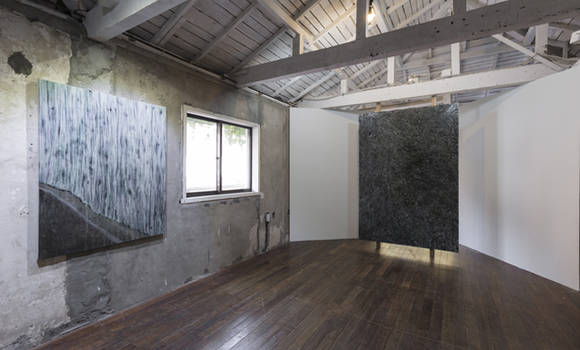 작품 '저만치 벽 #6'(왼쪽)과 '스민 밤 #2'. '스민 밤 #2' 뒤로 독특하게 설치된 가벽이 보인다. (사진 = 아트 스페이스 풀)