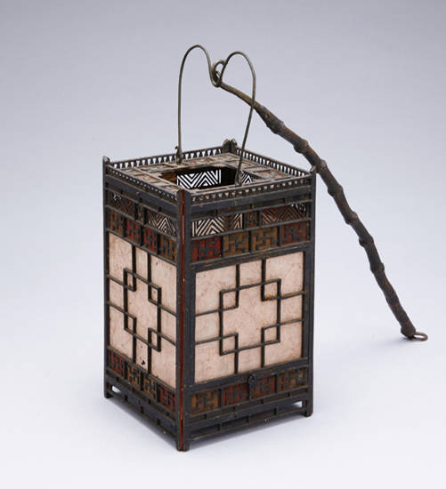 지제아자문제등(紙製亞字紋提燈). 24(높이) x 14.8(너비) x 14.8(길이)cm. 조선 19세기.