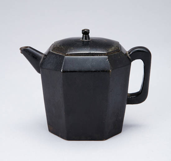 곱돌약주전자(蠟石製藥酒煎子). 14.3(높이) x 12.5(너비) x 11.2(길이)cm. 조선 19세기.