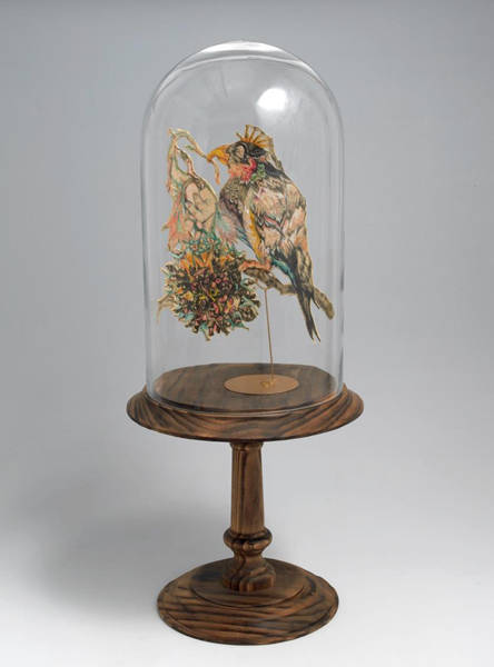 김정향, '타니산 견문록 - 눈 열매만 먹는 새'. 장판지에 채색, 나무와 유리, 25 x 25 x 61cm. 2016.