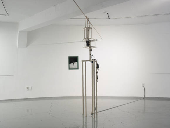 '복행술' 전시 광경. 이미래의 키네틱 작품 '뼈가 있는 것의 케이크 갤러리 운동' 뒤로 정희승의 사진 '텐더 버튼스의 '무제' ('Untitled' from Tender Buttons)'가 보인다. (사진 = 정희승)