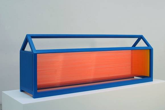 김태곤, '집'. 낚시줄, 채색 목구조, 200 x 41 x 70cm. 2008.