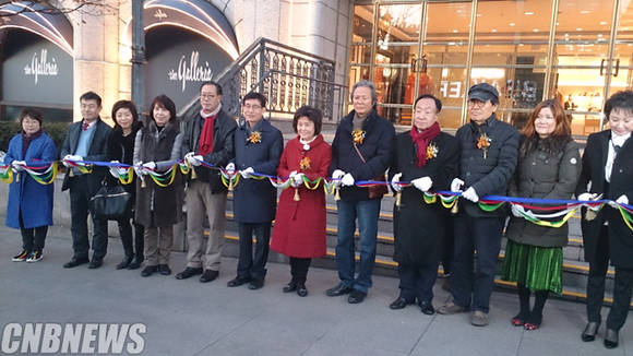 28일 오후 5시 청담동 갤러리아 명품관 동관 앞에서 제26회 청담미술제 개막식이 열렸다. 미술계의 여러 인사가 참여한 가운데 박미현(왼쪽에서 일곱 번째) 운영위원장이 “순수예술의 힘을 보여주겠다”고 소감을 밝혔다.(사진=김금영 기자)