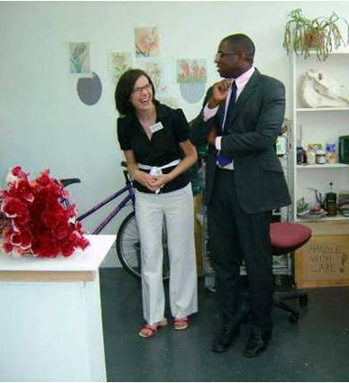 러리아 스튜디오를 방문해 예술가와 만나고 있는 문화부 장관 데이비드 래미(2006, 오른쪽). 예술에 대한 국가적 차원의 관심 속 환경이 만들어질 수 있었다.(사진=Acme)