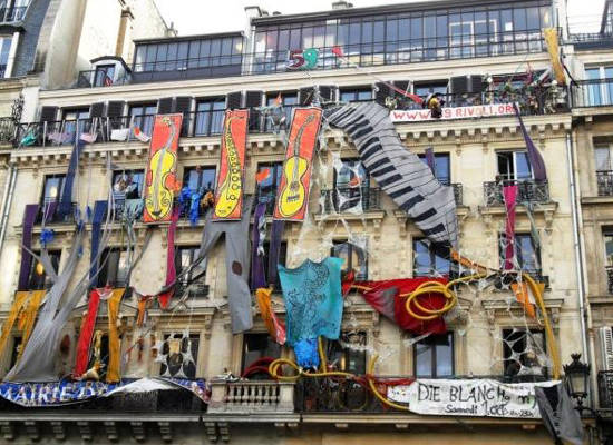 파리 1구 리볼리가의 쉐 로베트 엘렉트롱 리브르에서 예술인들이 '스쿼트 운동'을 진행한 모습.(사진=박지은 박사)