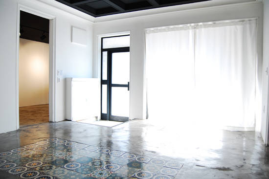 레인보우큐브 갤러리 내부 모습. 이곳에서 공동 작업실을 통해 인연을 맺은 작가들의 전시를 연다.(사진=레인보우큐브)