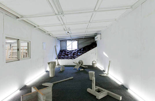 공간 사일삼에서 전시가 이뤄지는 공간은 '안이자밖 프로젝트', 공용 공간은 '안개부엌'으로 구분된다.(사진=공간 사일삼)