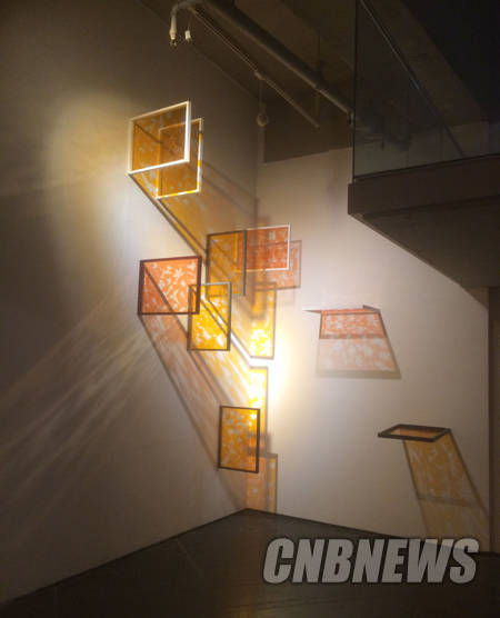 이소윤, '그런데 하늘은 결코 비어 있지 않다'. 아크릴, 액자, 각 45.3 x 60.7 cm. 2016. (사진 = 윤하나 기자)