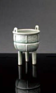 일제 강점기 때 '경성구락부 미술경매회'를 통해 일본인에게 팔린 '청자도철문정형향로'도 이번 경매에서 볼 수 있다.(사진=서울옥션)