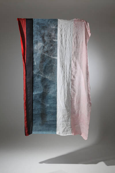 박정영, '몽양(蒙養, Mongyang)'. 명주 모시 장지에 천연염색, 금사와 명주실, 먹, 수정분말, 250 x 200cm.