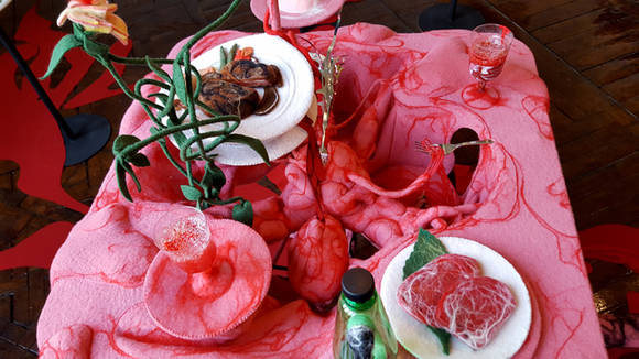 오화진, '생명력이 생명을 살린다'. 가변크기, 양모, 모혼방 직물, 솜, 조명, 틀니 등. 2014~2015. (사진 = 씨알콜렉티브)