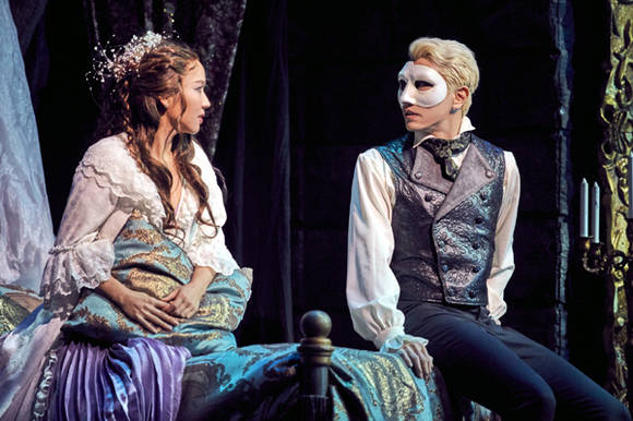 뮤지컬 '팬텀'에서 크리스틴과 팬텀 역으로 호흡을 맞추는 김순영(왼쪽)과 박효신.(사진=EMK뮤지컬컴퍼니)