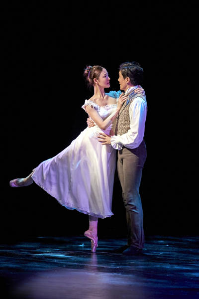 2막의 첫 시작은 극장감독 제라드 카리에르의 젊은 시절이 채운다. 여기에서 김주원(왼쪽)과 엄재용의 아름다운 춤이 펼쳐진다.(사진=EMK뮤지컬컴퍼니)