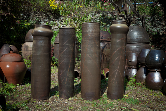 ‘곤쟁이 젓독’의 현대적인 조형미를 활용한 키다리 화분. (사진= 서울시립미술관)