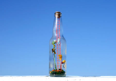 이덕용, '리틀 띵스 시리즈(Little Things Series)'. 유리병, 혼합재료, 61 x 61 x 230mm. 2016.