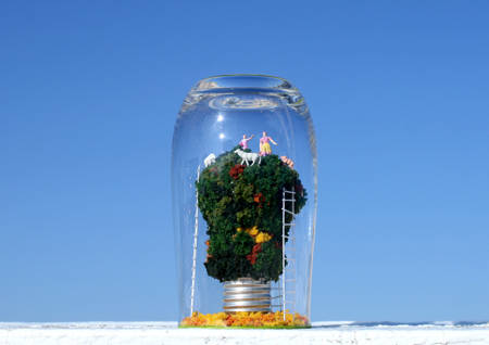 이덕용, '리틀 띵스 시리즈(Little Things Series)'. 유리병, 혼합재료, 77 x 77 x 130mm. 2016.