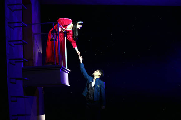 문근영(왼쪽)과 박정민은 어디로 튈 줄 모르는 톡톡 튀는 줄리엣과 로미오를 보여준다.(사진=샘컴퍼니)