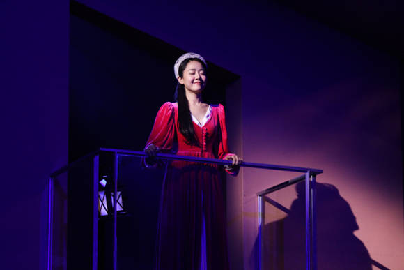 문근영은 줄리엣 역을 맡아 열연한다. 아직은 어색하다는 이야기도 있지만 줄리엣에 대한 신선한 해석을 보여줘 눈길을 끈다.(사진=샘컴퍼니)