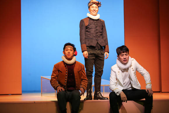 (왼쪽부터)김성철, 이현균, 박정민 3총사가 열연 중인 모습. 박정민이 보여주는 로미오는 레오나르도 디카프리오가 보여줬던 꽃미남이 아니다. 어벙하고, 금사빠(금방 사랑에 빠지는) 면모 등 어설픈 모습이다. 그런데 그래서 더 눈길이 간다.(사진=샘컴퍼니)