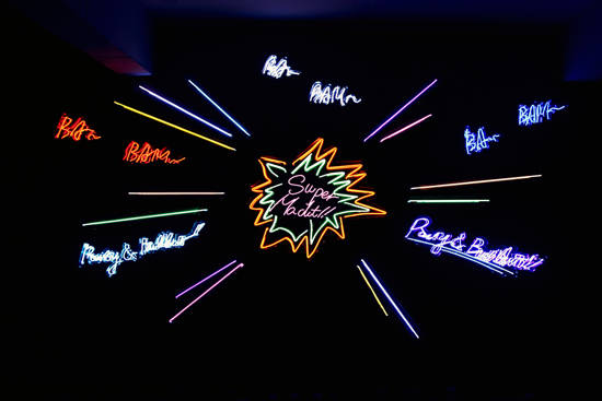 방앤리, '슈퍼파워(Supermacht)!!'. 네온, 채널 사인 보드, 메탈 코팅, 가변 크기. 2016.