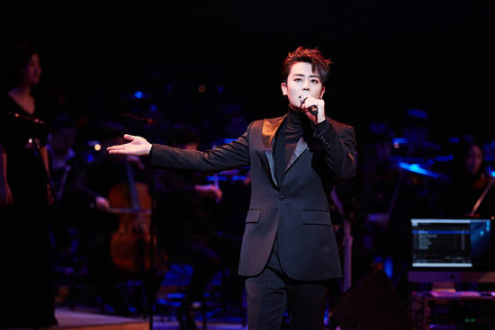 한지상은 자신이 믿는 정의를 사회에 구현하기 위해 데스노트를 사용하는 야가미 라이토를 연기한다.(사진=씨제스컬쳐)