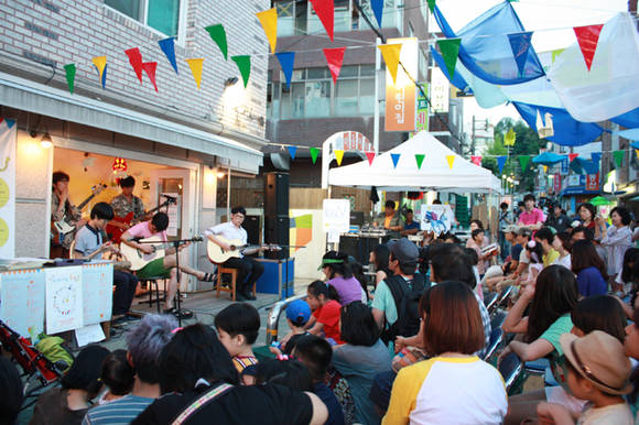 양천구 아파트마을 사이로 키 작은 동네 목2동에서 활동하는 '플러스마이너스1도씨'는 '모기동 마을 축제'를 매년 10월 연다. (사진 = 서울문화재단)