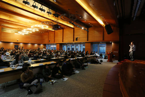 12월 21일 서울중앙우체국에서 열린 '서울을 바꾸는 예술 포럼'의 현장. 지역 문화기획자의 생생한 이야기를 들으려는 참석자들의 뜨거운 열기를 느낄 수 있다. (사진 = 서울문화재단)