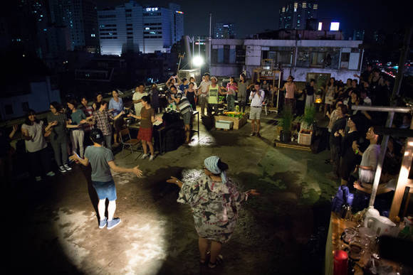 '옥상낙원 DRP'는 부동산, 권력, 노동, 경쟁의 집합체인 동대문에서 파라다이스의 조건을 고민한다. (사진 = 서울문화재단)